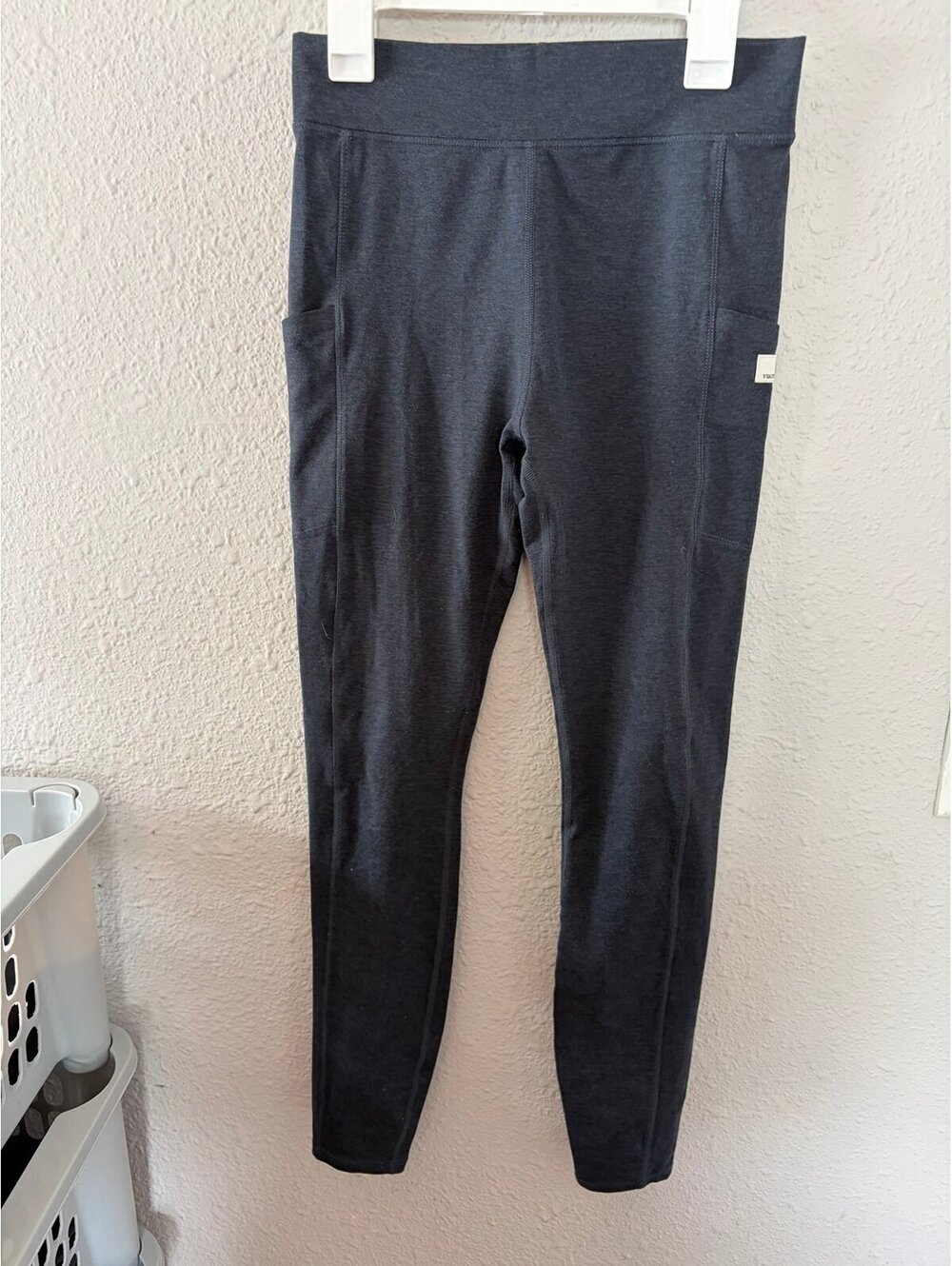Vuori Granite Pocket Legging Dark Grey/Navy size S. EUC. $108 retail. 27in insea